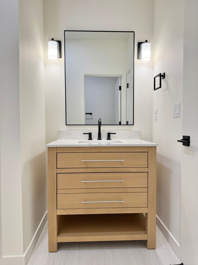 Building Photo - *1 MONTH FREE RENT* A 2bd/2bath Modern Tow...
