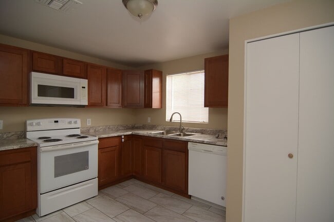 Building Photo - Updated 2 Bedroom 1 Bath! Located in Convenient Central Tucson Location!