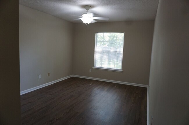 Building Photo - 4 Bedroom 2 Bathroom Home with Garage