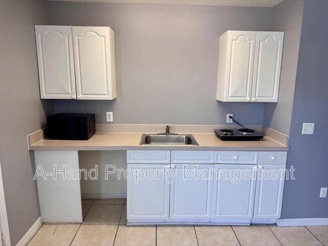 Building Photo - 2725 Fan Palm Dr