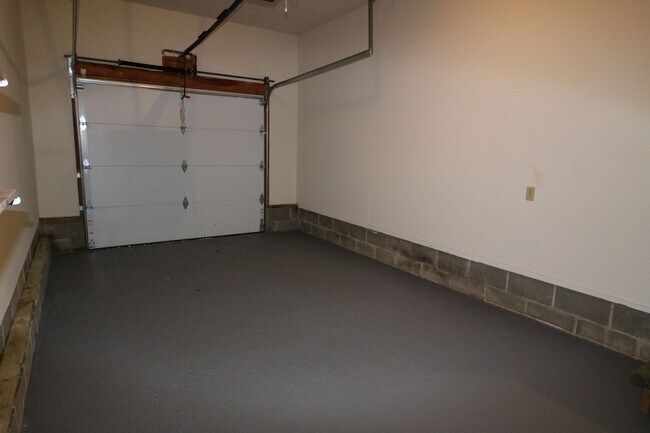 Building Photo - Two Master Suites and Two Bathroom Home