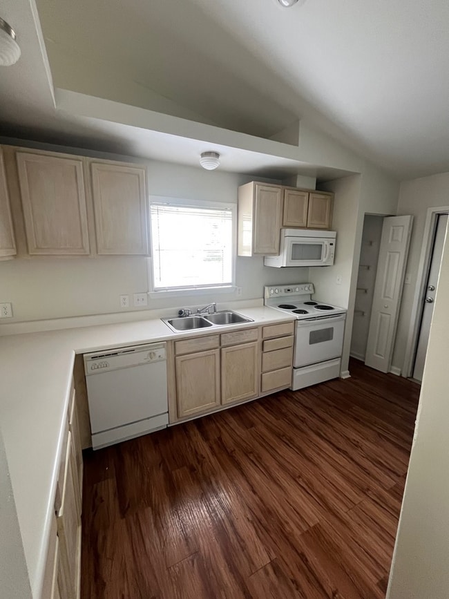 Building Photo - 105 Cove Landing Dr