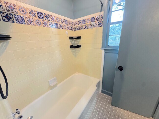 Building Photo - 106 Paradise Dr