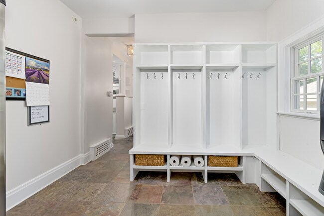 Building Photo - 755 Sheridan Rd