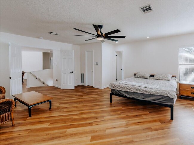 Building Photo - 2010 Carriage Club Dr