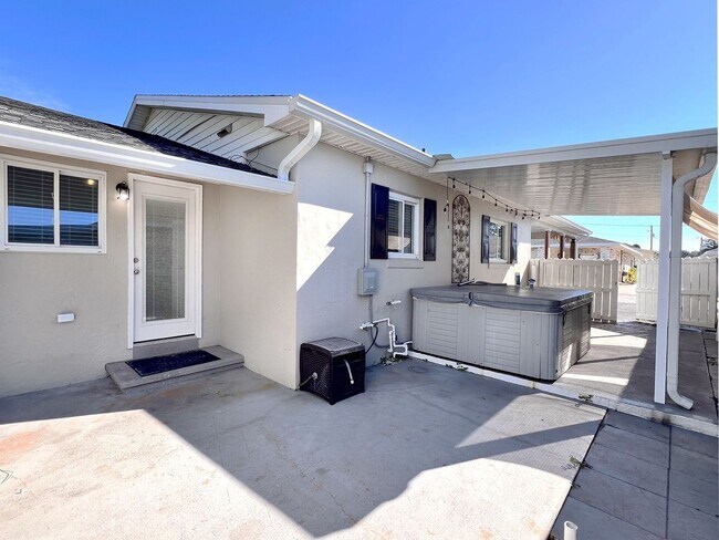 Building Photo - Two-Bedroom Home with Hot Tub in Winter Haven