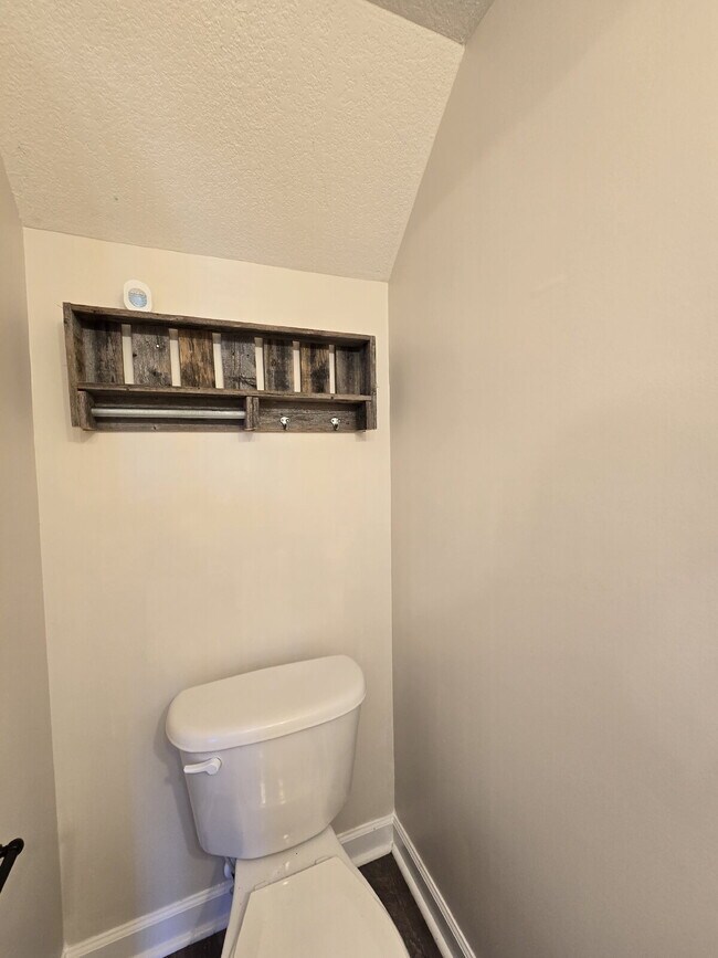 Building Photo - "Charming 2-Bed Townhouse Retreat on Streamwood Drive – Perfect Balance of Comfort and Convenience!"