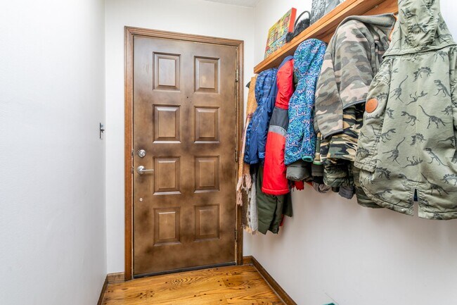 Building Photo - 5 Bed 3 Bath Home