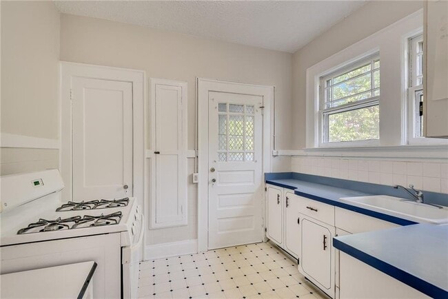 Building Photo - 812 Adair Ave NE