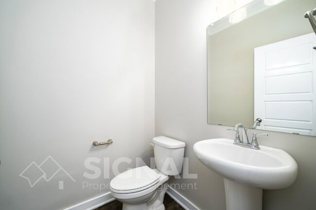 Building Photo - 215 Creek Run Way