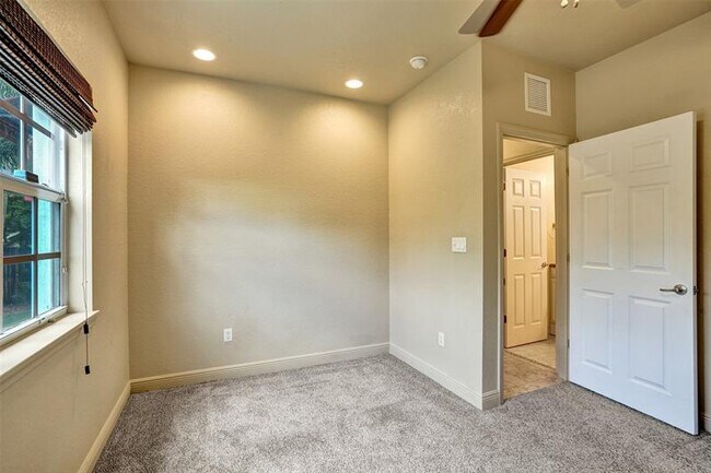 Building Photo - 624 NE 29th Dr