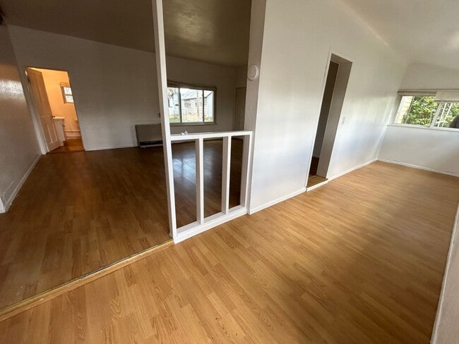 Building Photo - 2 Bed 1 Bath Large House with Fenced Yard and Washer Dryer Hookups