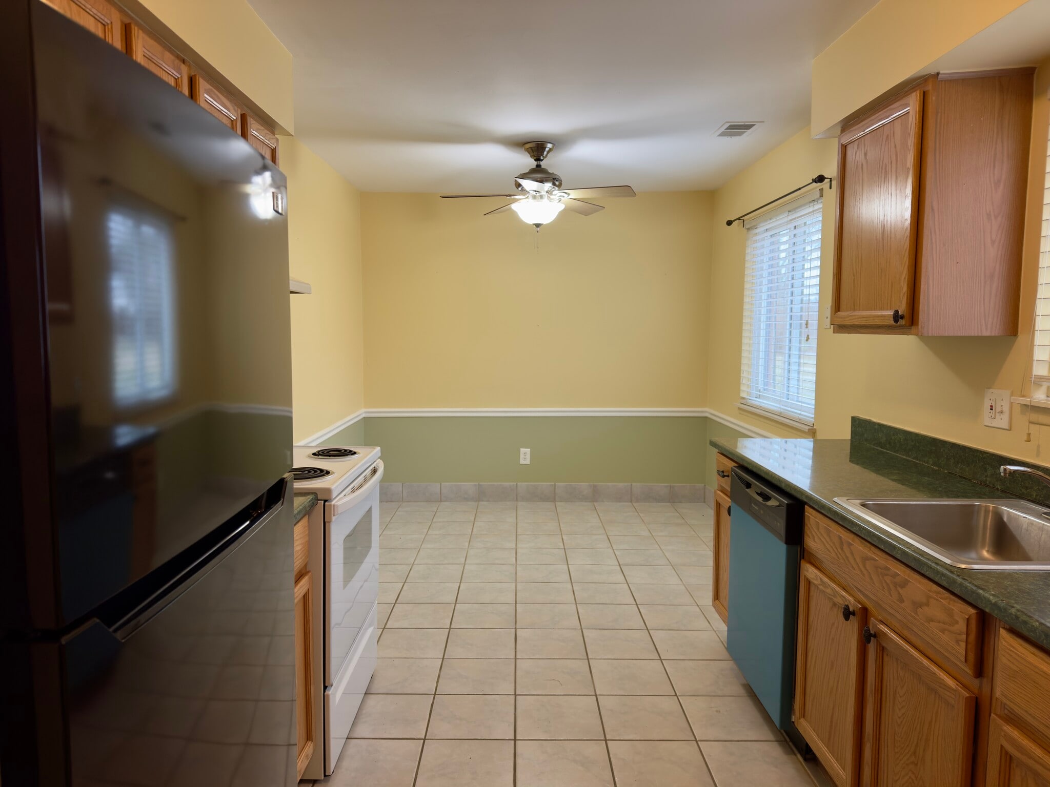 Building Photo - 20037 Village Green Ct