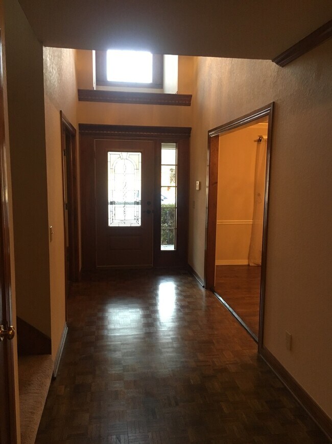 Building Photo - Gorgeous Home in Jenks Schools!