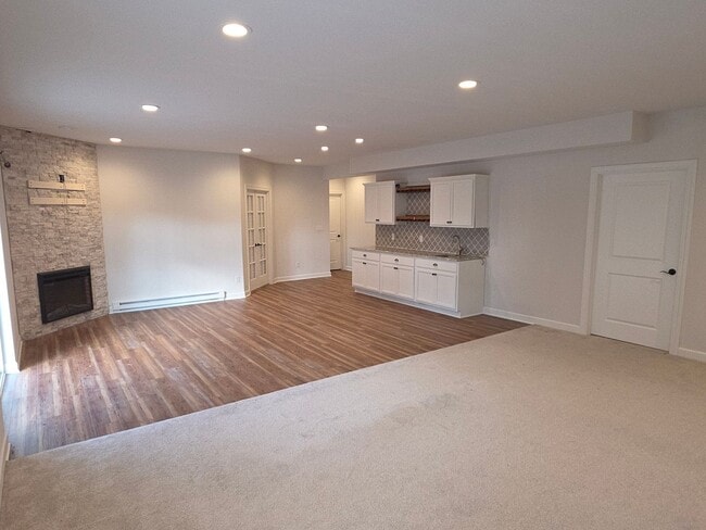 Building Photo - Like New 5 bedroom Pewaukee home in Broken...