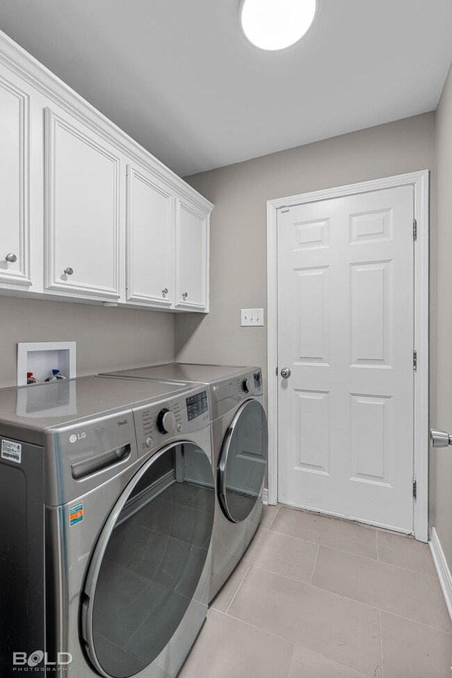 Building Photo - Check Out this 4 bed 2 bath