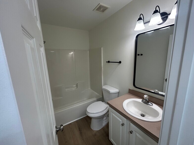 Building Photo - 151 Whispering Glen Cir