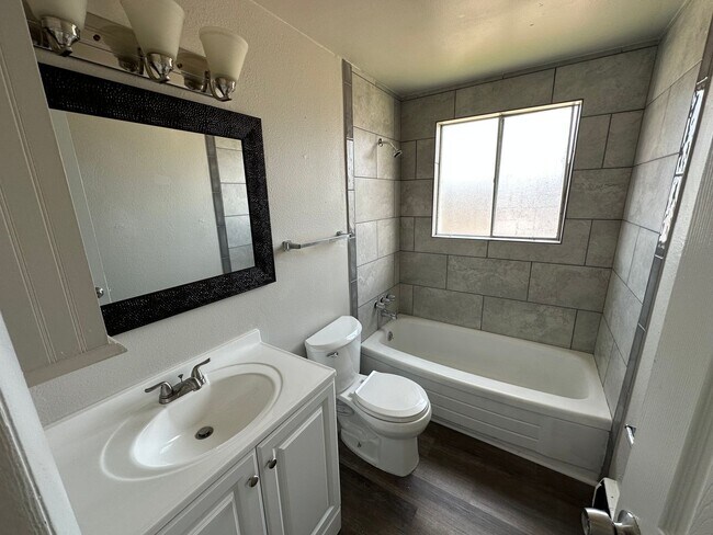 Building Photo - Move in ready 1 bedroom/1 bath in Edgewater! 2nd floor Unit!