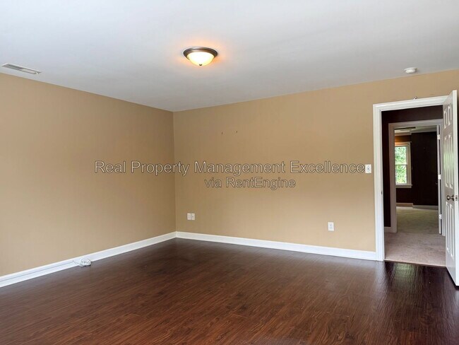 Building Photo - 616 Lake Artesia Ln