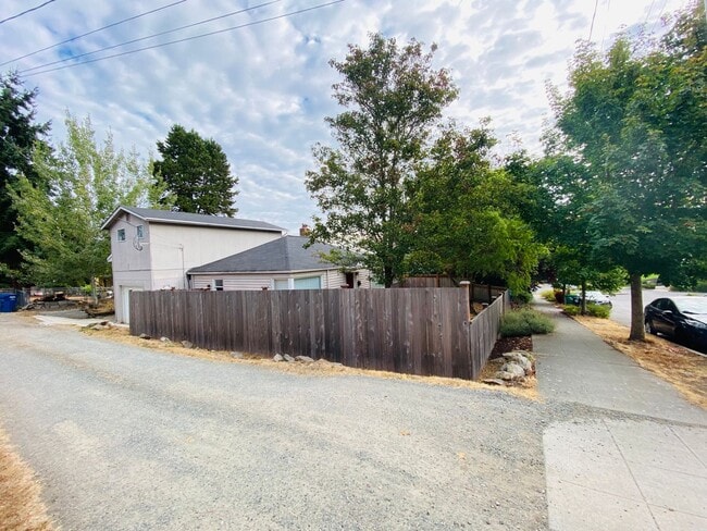 Building Photo - Cute 3 Bedroom Home in the Heart of West S...