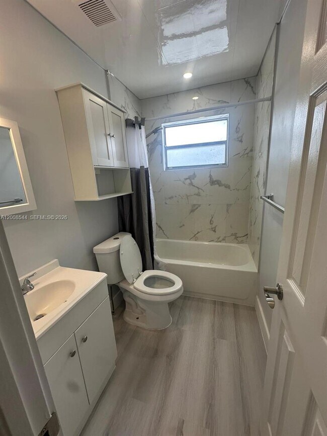 Building Photo - 1555 NW 34th St