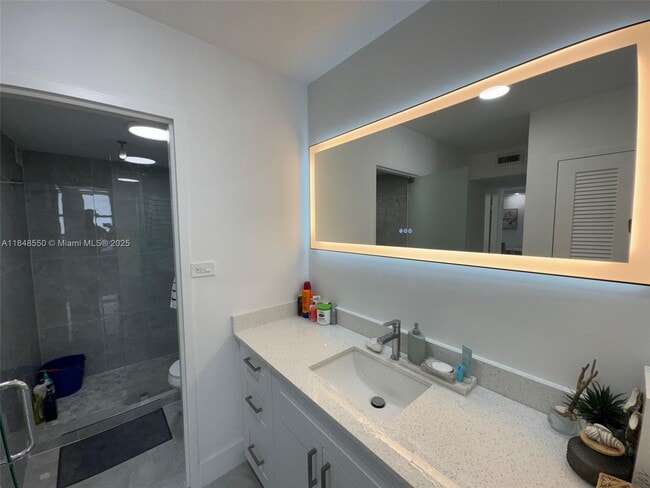 Building Photo - 9225 Collins Ave