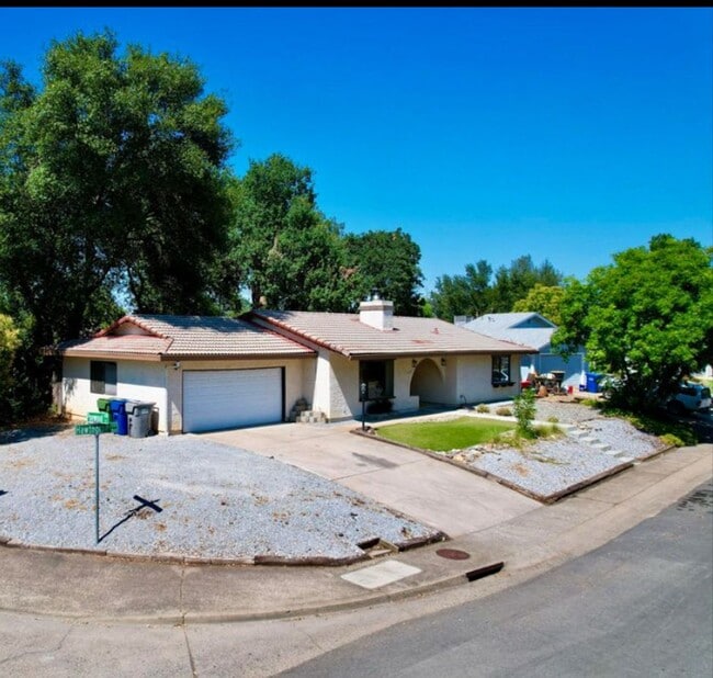 Building Photo - Recently Updated Corner Lot Home- Move in Today!