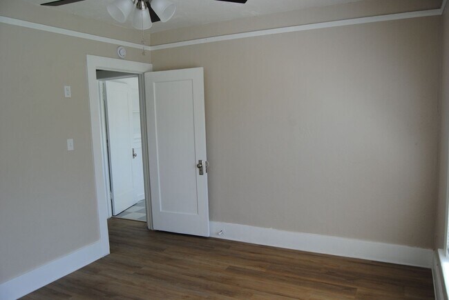 Building Photo - 2403 Sunset Ave