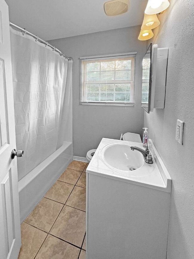 Building Photo - 5 Ellinor Ct