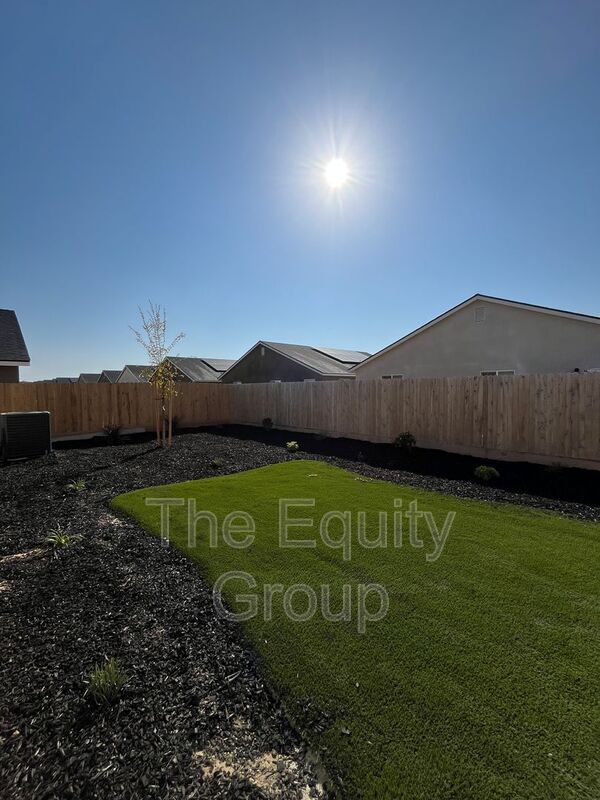 Building Photo - 7039 W Wren Ave