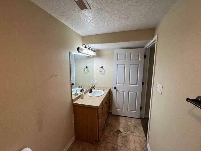 Building Photo - Cozy 4 bed 3 bath house