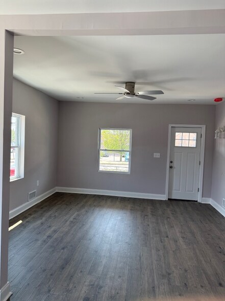 Building Photo - 115 Oak St