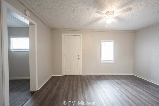 Building Photo - "Cozy 1-Bedroom Gem in Greenfield – Perfec...