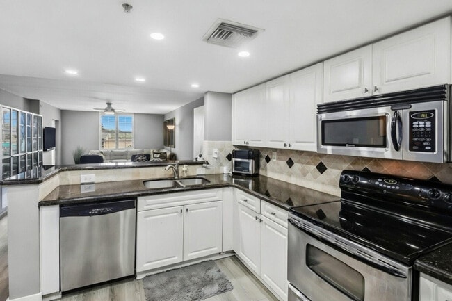 Building Photo - 520 SE 5 Ave