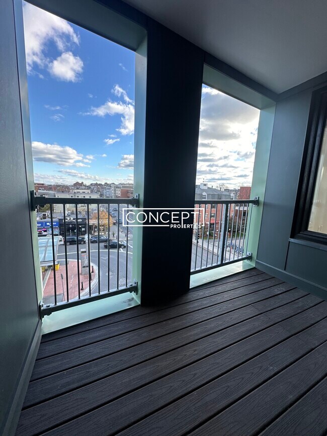 Building Photo - 194 Sumner St