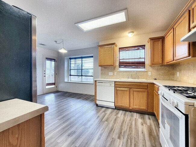 Building Photo - Inviting 3BR/2.5BA with Spacious Bedrooms & Great Outdoor Space