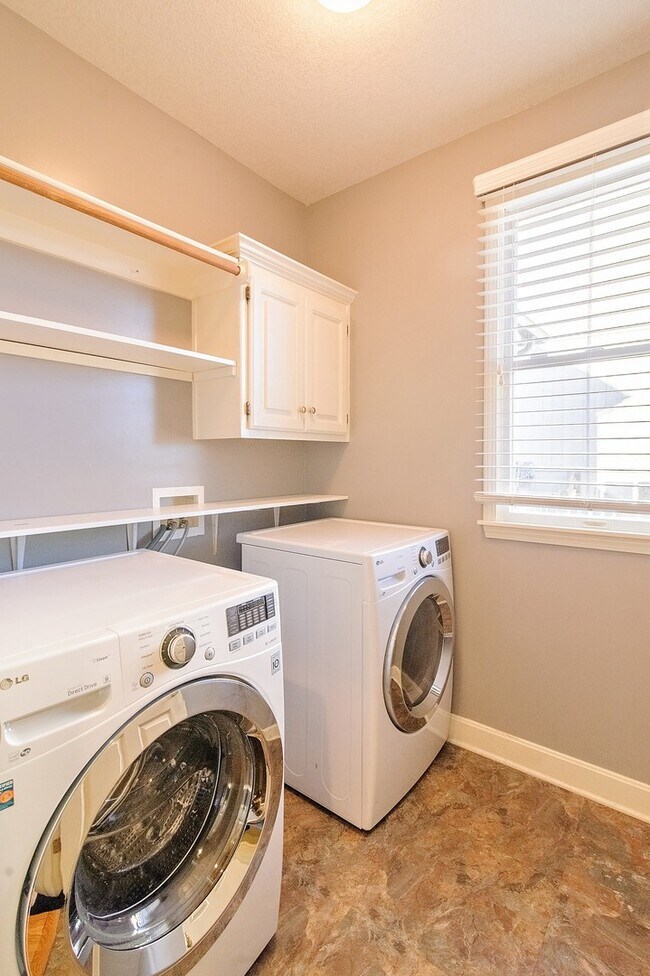 Building Photo - Gorgeous 4 Bedroom home in Blue Valley Schools