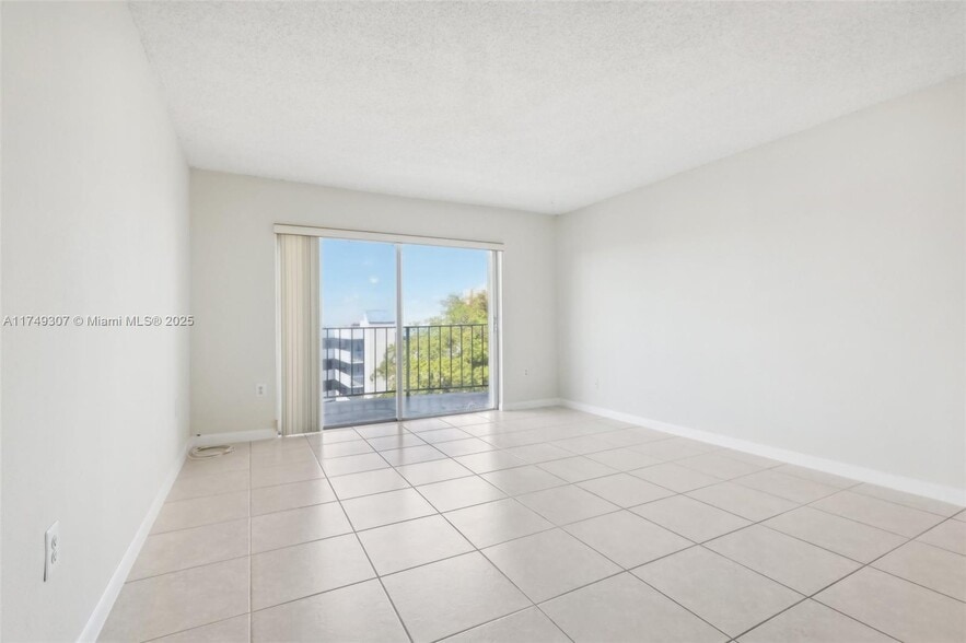 Building Photo - 9360 Fontainebleau Blvd