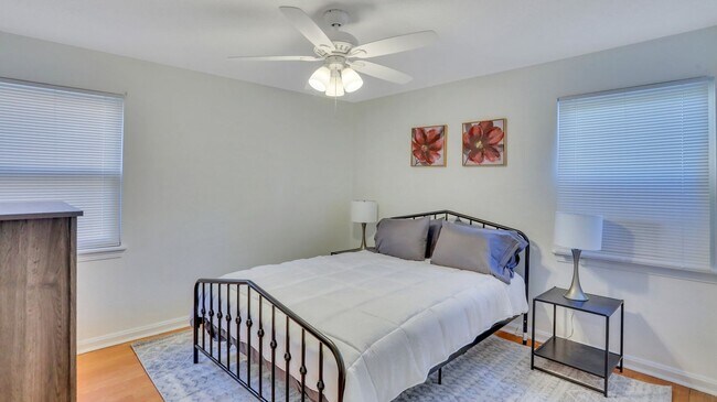 Building Photo - Beautifully renovated Move-in Ready 2bed 1...