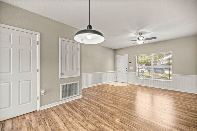 Building Photo - **  MAINTENANCE FREE TOWNHOME **2 BD 2.5 BATH