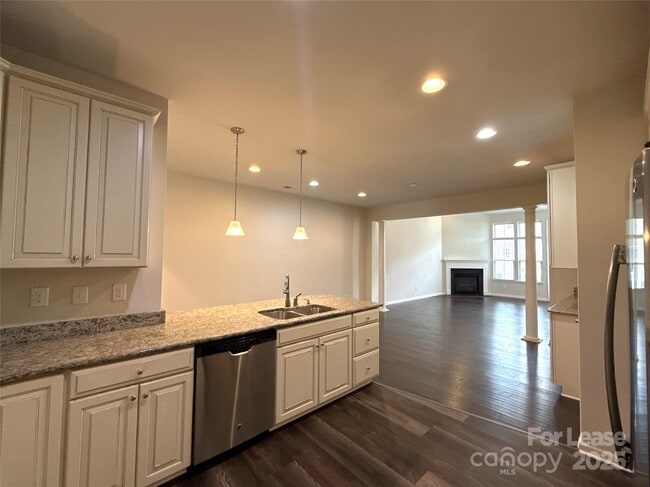 Building Photo - 11060 Discovery Dr NW