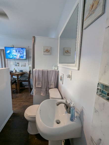 Building Photo - 8735 1/2 Harvard Blvd