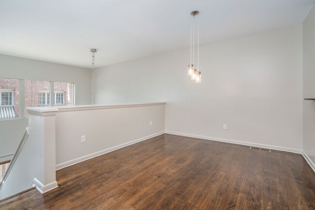 Building Photo - 2 bdrm, 2.5 bath Town Home steps away from...