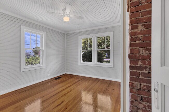 Building Photo - Freshly Painted and Renovated 2-Bedroom Ho...