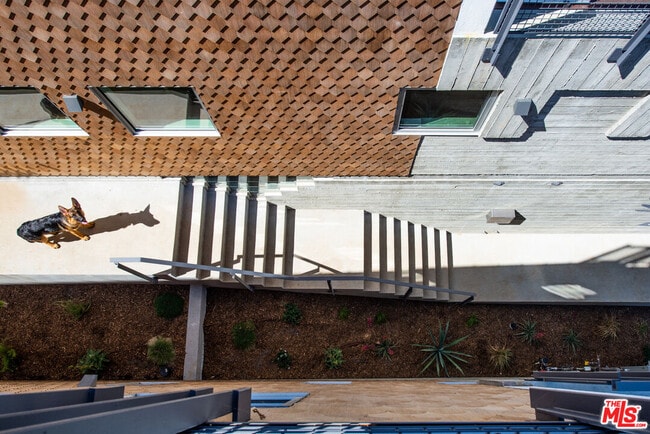 Building Photo - 8870 Wonderland Ave