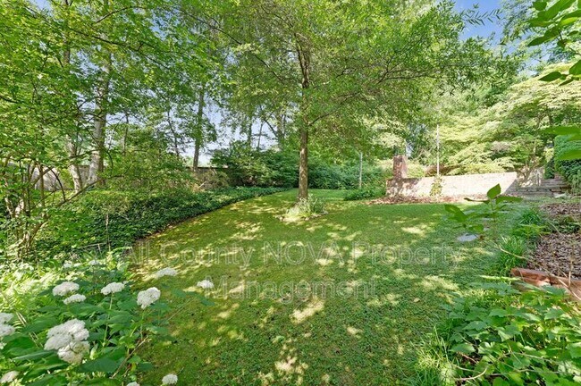 Building Photo - 3160 Ravenwood Dr