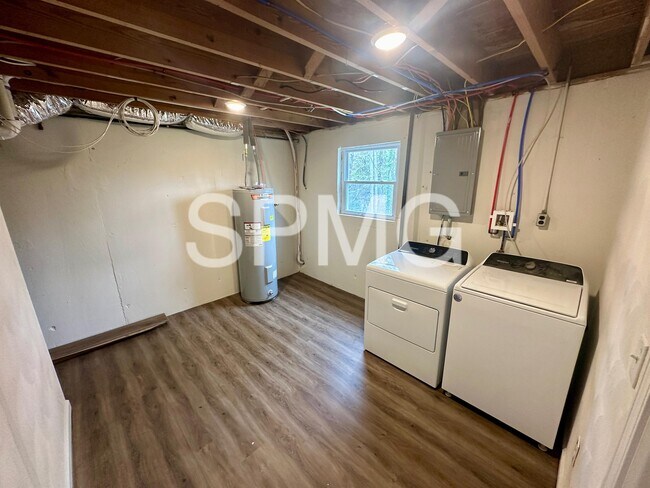 Building Photo - 612 Landfair Dr