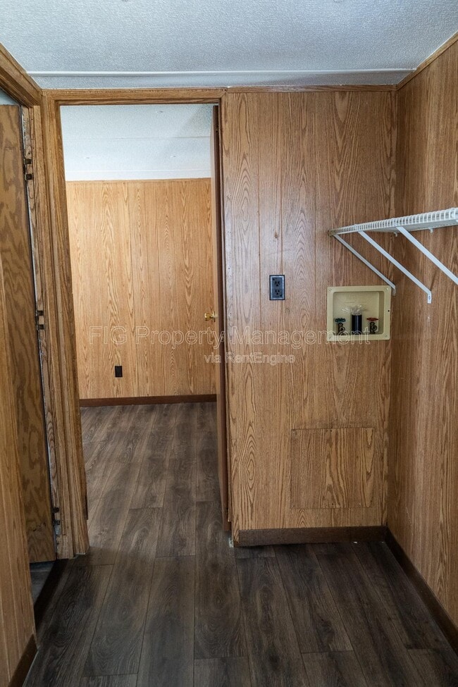 Building Photo - 805 Hillvale Rd