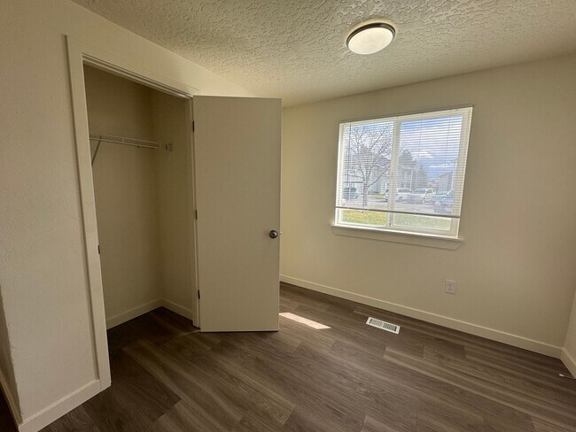 Building Photo - 3125 S Apple St