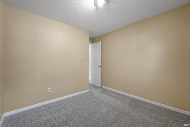 Building Photo - 2221 Graham Dr